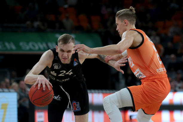 应与球技兼 应与球技兼